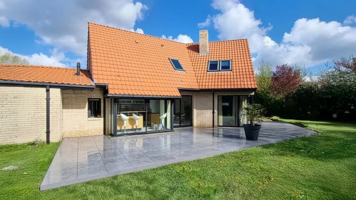 Maison contemporaine avec extension moderne, terrasse carrel&eacute;e ext&eacute;rieure, grande baie vitr&eacute;e ouverte