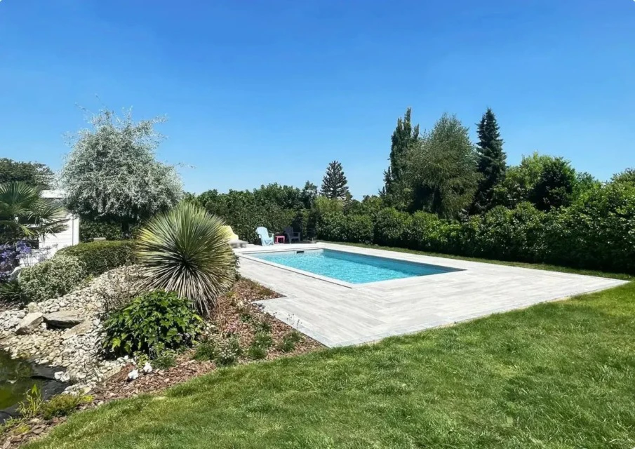 Ouvrier en extérieur installant un dallage décoratif multicolore sur sable stabilisé
