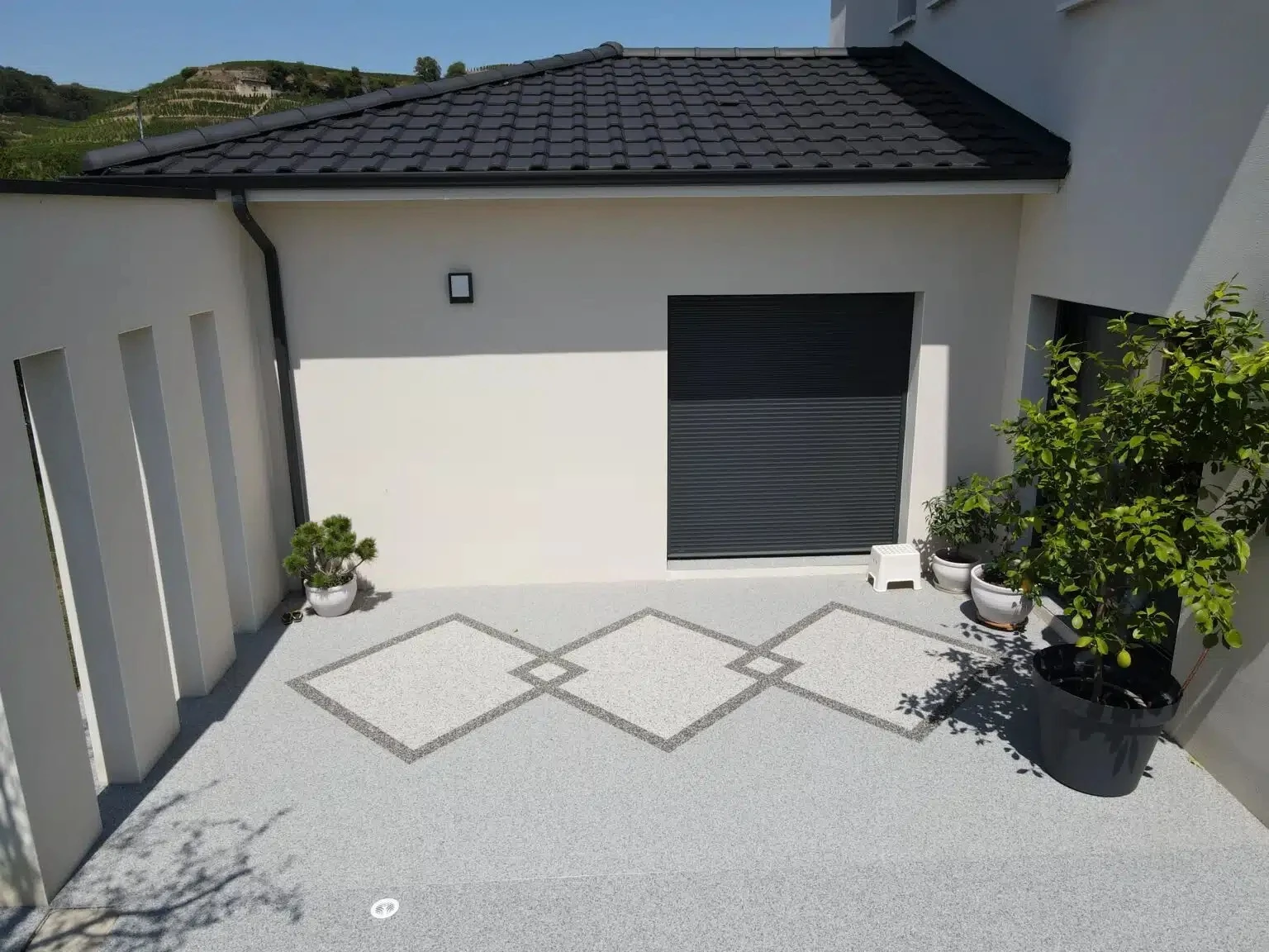 Jardin paysager extérieur avec sentier en gravier et pierres naturelles