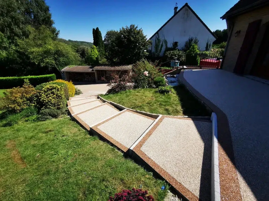 Jardin en terrasses avec escalier en pierre naturelle et murets de soutènement