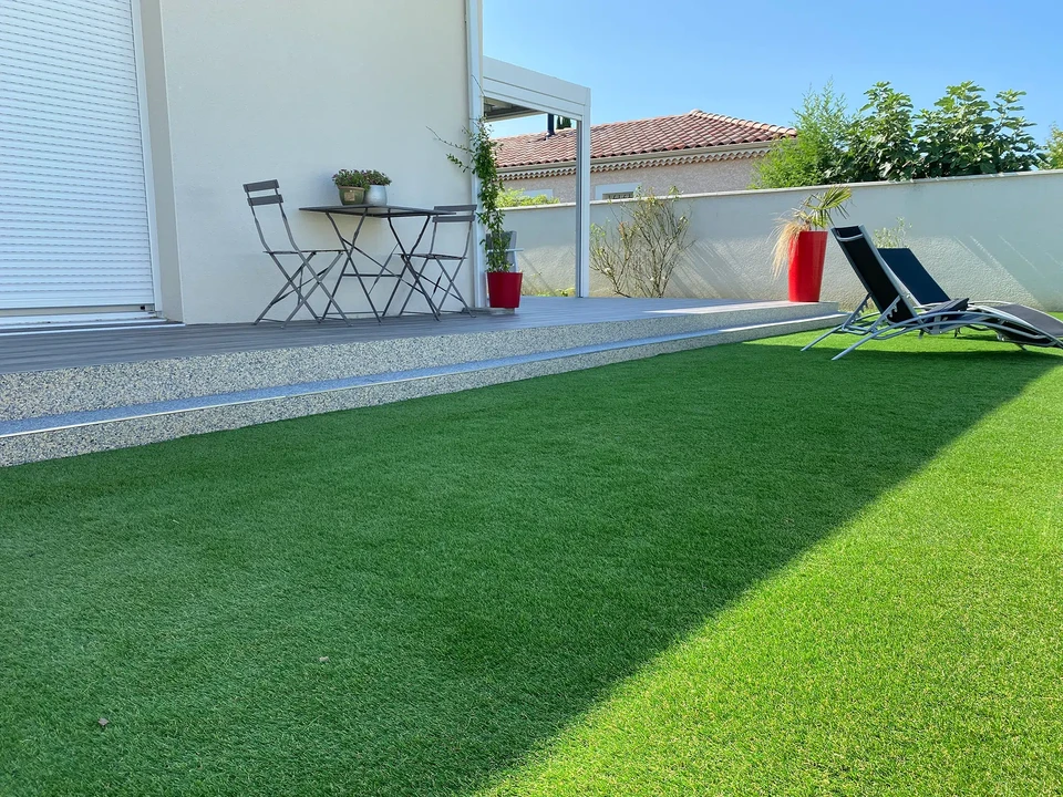 Balle de tennis jaune fluorescent sur fond blanc neutre