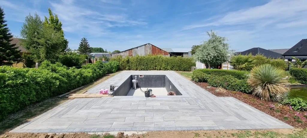 Chantier de terrassement en extérieur avec pelleteuse hydraulique sur chenilles en action