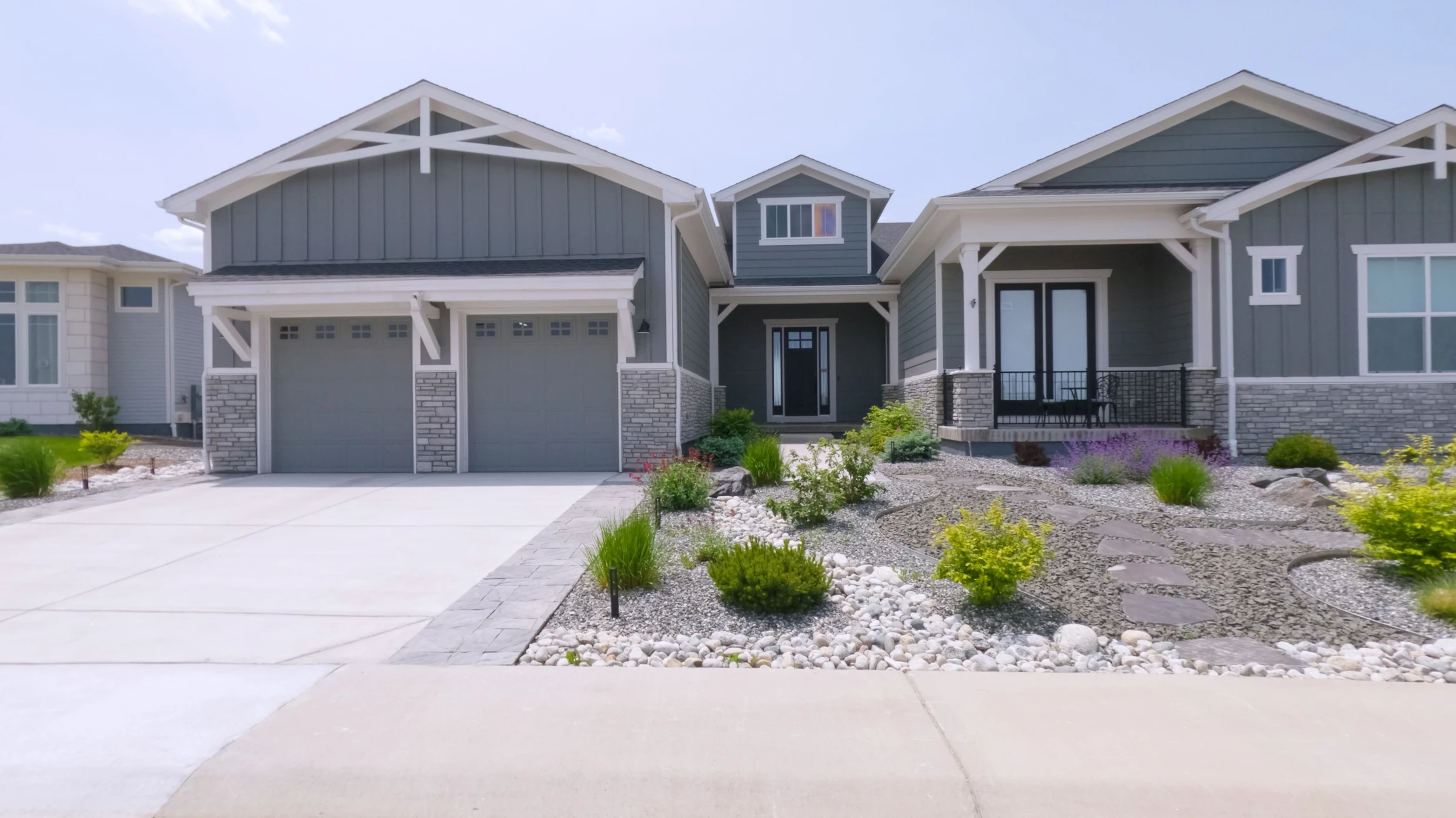 Surface d'asphalte gris en perspective, texture rugueuse avec granulats apparents