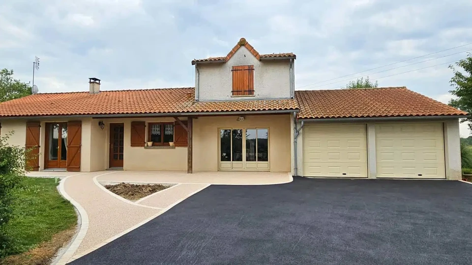 Homme jardinier paysagiste travaillant dans un jardin ext&eacute;rieur, agenouill&eacute; sur dallage en pierre naturelle