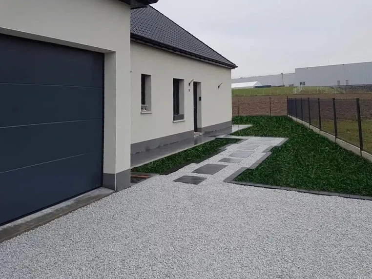 Deux professionnels en tenues de travail grises examinent des échantillons de pierre naturelle dans un atelier ou showroom